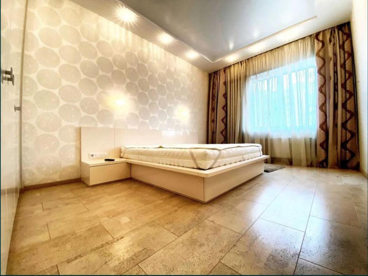 2-Bedroom Most City Center Area Apartment Dnipro Bagian luar foto